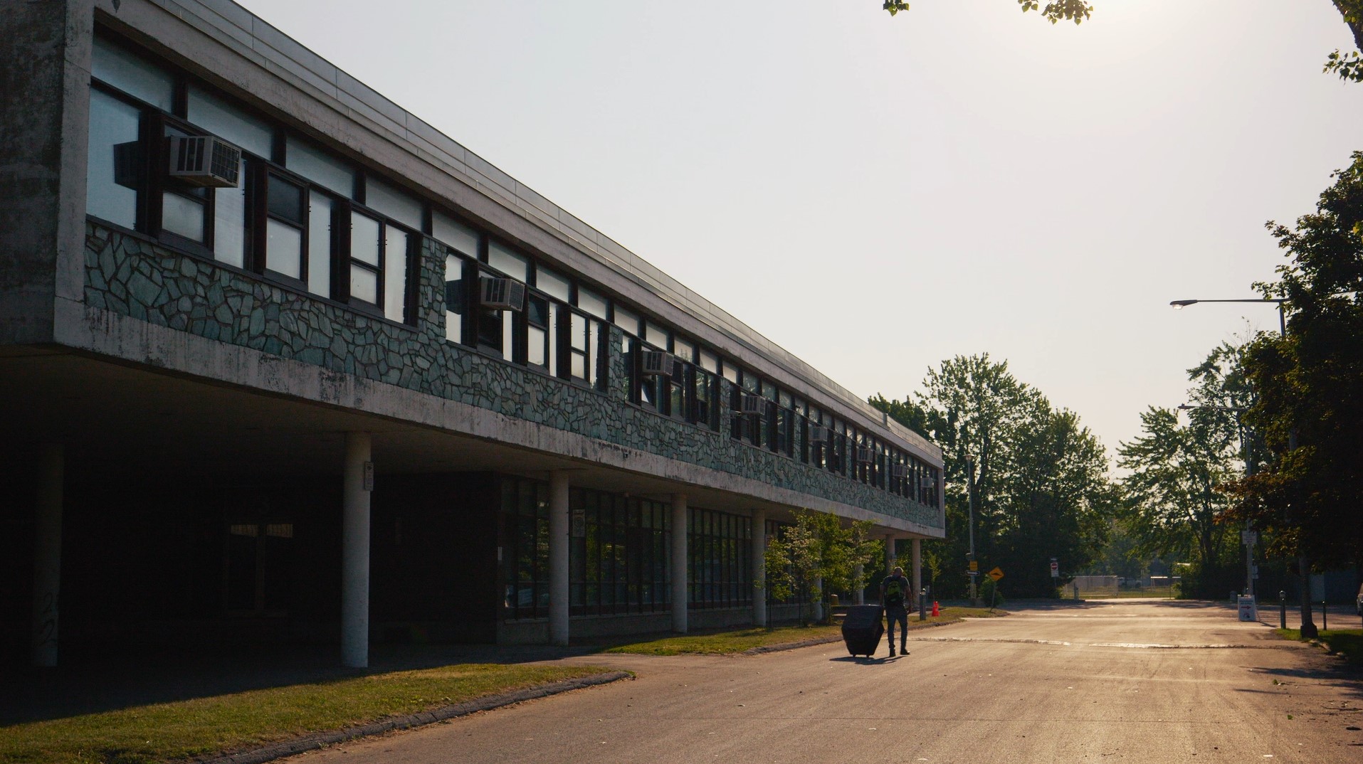 Une personne en situation d'itinérance en plan large